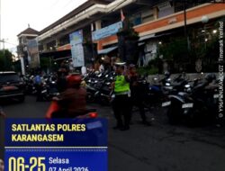Utamakan Pejalan Kaki, Anggota Polres Karangasem Bantu Sebrangkan Warga Menuju Pasar Kesatriaan Amlapura