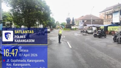 Satlantas Polres Karangasem Atensi Pos Sore dan Gatur Lalin di Depan Pasar Senggol Jalan Gajah Mada Amlapura