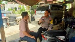 Bhabinkamtibmas Desa Angkasa Sambang Warga, Sosialisasikan KUHP dan Edukasi Medsos