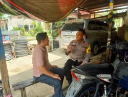 Bhabinkamtibmas Desa Angkasa Sambang Warga, Sosialisasikan KUHP dan Edukasi Medsos