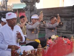 Perkokoh Iman di Hari Raya Pagerwesi, Kapolres Karangasem Pimpin Persembahyangan Bersama di Pura Padmasana Giribuana