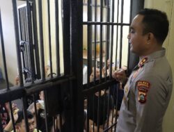 Pastikan Kondisi Kesehatan Pata Tahanan di Momen Pagerwesi,  Kapolres Karangasem Kiunjungi Rutan Bagikan Es Krim kepada Penghuni Ruang Tahanan