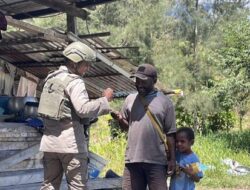Melalui Patroli Jalan Kaki, Satgas Damai Cartenz Bangun Kedekatan dengan Warga Sinak