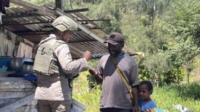 Melalui Patroli Jalan Kaki, Satgas Damai Cartenz Bangun Kedekatan dengan Warga Sinak