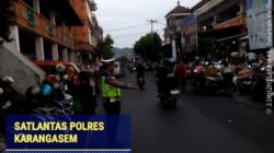Utamakan Pejalan Kaki, Anggota Polres Karangasem Bantu Sebrangkan Warga Pejalan Kaki di Depan Pasar Kesatriaan Amlapura