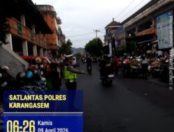 Utamakan Pejalan Kaki, Anggota Polres Karangasem Bantu Sebrangkan Warga Pejalan Kaki di Depan Pasar Kesatriaan Amlapura