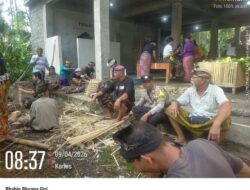 Kedekatan Polri Bersama Masyarakat, Bhabinkamtibmas Desa Bhuana Giri Hadiri Gotong Royong Warga Persiapan Ngaben Masal