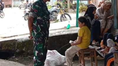 Babinsa Koramil 10/Celala Sosialisasi Dampak Penggunaan HP pada Anak di Desa Melala