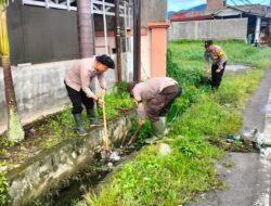 Satlantas Polres Aceh Tengah dan Polsek Bebesen Gotong Royong Bersama Warga Pulihkan Drainase, Antisipasi Banjir