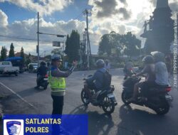 Pastikan Kelancaran dan Ketertiban Lalu Lintas, Personil Lantas Lakukan Gatur Lalin di Ktl 2