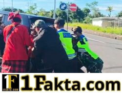 Bentuk Kepedulian Kaur Bin Ops Polairud Bersinergi Bantu Dorong Mobil Mogok, di Kawasan Pura Besakih