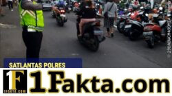 Utamakan Keselamatan Pejalan Kaki, Personel Lantas Karangasem Bantu Sebrangkan Warga di Depan Pasar Ksatrian