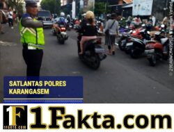 Utamakan Keselamatan Pejalan Kaki, Personel Lantas Karangasem Bantu Sebrangkan Warga di Depan Pasar Ksatrian