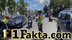 Jaga Keselamatan Para Pelajar, Anggota Lantas Polres Karangasem Sebrangkan Siwa Siswi SMP N 2 Amlapura