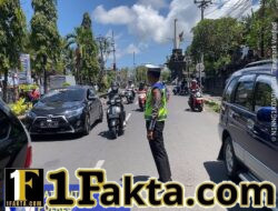 Jaga Keselamatan Para Pelajar, Anggota Lantas Polres Karangasem Sebrangkan Siwa Siswi SMP N 2 Amlapura