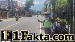 Polisi Sahabat Anak, Anggota Lantas Polres Karangasem Sebrangkan Siswa Siswi SD Negeri 4 Subagan
