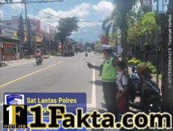 Polisi Sahabat Anak, Anggota Lantas Polres Karangasem Sebrangkan Siswa Siswi SD Negeri 4 Subagan