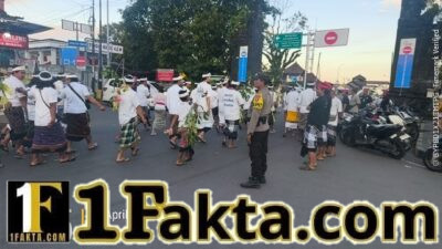 Pastikan Upacara Penyineban Berjalan Lancar, Personel Polsek Berikan Pengamanan di Sekitar Pura Pesamuhan