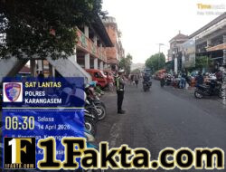 Utamakan Keselamatan Pejalan Kaki, Personel Lantas Karangasem Bantu Seberangkan Warga di Depan Pasar Ksatrian