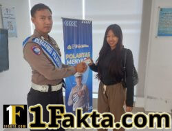 Berikan Layanan Prima kepada Masyarakat, Personil Unit Regident Sat Lantas Polres Karangasem Serahkan SIM kepada pemohon SIM dengan Humanis