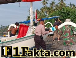 Aksi Spontanitas Tim Patroli Polairud, Bantu Nelayan Tarik Jukung ke Pesisir Pantai