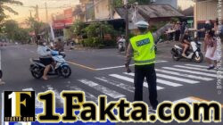Cegah Lakalantas di Kalangan Pelajar, Anggota Lantas Polres Karangasem Sebrangkan Siswa Siswi SD Negeri 1 Subagan