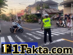 Cegah Lakalantas di Kalangan Pelajar, Anggota Lantas Polres Karangasem Sebrangkan Siswa Siswi SD Negeri 1 Subagan