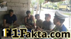 Bangun Kesadaran Kamseltibcarlantas, Personel Sat Lantas Berikan Himbauan kepada Masyarakat Melalui Pembagian Brosur 