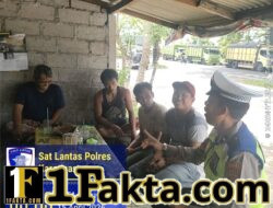 Bangun Kesadaran Kamseltibcarlantas, Personel Sat Lantas Berikan Himbauan kepada Masyarakat Melalui Pembagian Brosur 