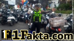 Utamakan Pejalan Kaki, Anggota Polres Karangasem Bantu Sebrangkan Warga Pejalan Kaki di Depan Pasar Kesatriaan Amlapura