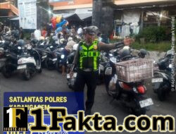 Utamakan Pejalan Kaki, Anggota Polres Karangasem Bantu Sebrangkan Warga Pejalan Kaki di Depan Pasar Kesatriaan Amlapura