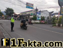 Rutinitas Anggota Sat Lantas Polres Karangasem Lakukan Gatur Pagi di Simpang Tiga BTN Taman Asri Karangasem