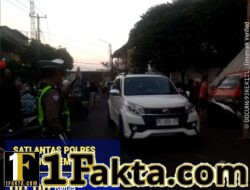 Utamakan Keselamatan Pejalan Kaki Personel Lantas Karangasem Bantu Sebrangkan Warga di Depan Pasar Ksatrian, Amlapura