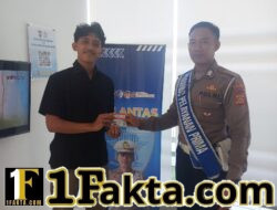 Dengan Humanis, Personil Unit Regident Satuan Lalu Lintas Polres Karangasem Serahkan SIM kepada Pemohon SIM 