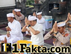 Perkuat Spiritualitas, Kapolres Karangasem Pimpin Langsung Persembahyangan Tilem Kedasa Bersama Anggota