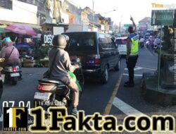 Cegah Lakalantas, Personel Polsek Rendang Polres Karangasem Lakukan Strong Point di simpang 4 Pasar Menanga saat Kegiatan Masyarakat Karya IBTK Pura Besakih