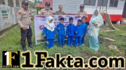 Polisi dan Siswa TK di Kuala Kampar Tanam Pohon, Dorong Kepedulian Lingkungan