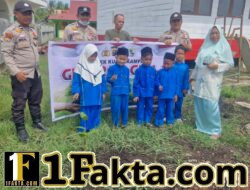 Polisi dan Siswa TK di Kuala Kampar Tanam Pohon, Dorong Kepedulian Lingkungan