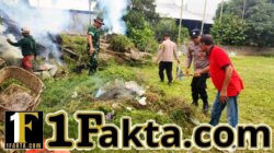 Personel Polsek Madat dan Warga Kompak Gotong Royong Bersihkan Makam