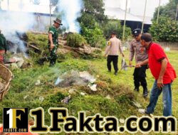 Personel Polsek Madat dan Warga Kompak Gotong Royong Bersihkan Makam