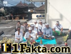 Maknai Tumpek Landep, Anggota Polsek Sidemen Laksanakan Sembahyang Bersama dan Mempasupati Barang Inventaris