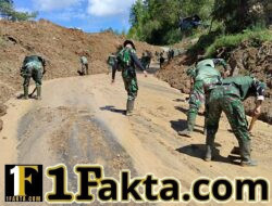 Dandim 0106/Aceh Tengah Kerahkan Personel Untuk mebersihkan Akses Jalan Tertimbun Longsor di Desa Mandale