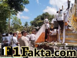 Bhabinkamtibmas Berikan Pengamansn Upacara Pitra Yadnya ( Pelebon ), dI Geriya Wanasari Desa Talibeng