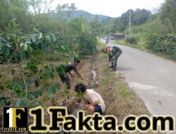 Babinsa Koramil 03/Pegasing Gotong Royong Bersama Warga di Desa Jurusen