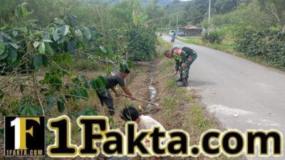 Babinsa Koramil 03/Pegasing Gotong Royong Bersama Warga di Desa Jurusen