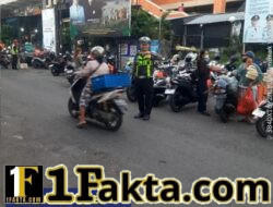 Utamakan Pejalan Kaki, Personel Lantas Karangasem Sebrangkan Warga di Depan Pasar Ksatrian, Amlapura