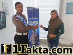 Dengan Humanis Personil Unit Regident Satuan Lalu Lintas Polres Karangasem, Serahkan SIM kepada Pemohon SIM di Satpas Polres Karangasem