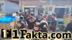 Warga Kurang Mampu Desa Jegu Terima Sembako, Babinsa Turut Mengawal Kegiatan