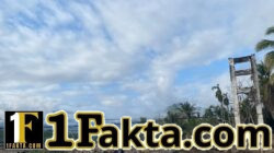 Anggota Koramil 05/Linge Bersama Personel Yon TP 854/DK Bantu Siswa SMP Menyeberang Demi Keselamatan