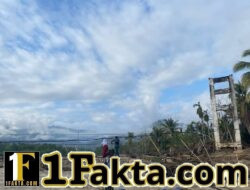 Anggota Koramil 05/Linge Bersama Personel Yon TP 854/DK Bantu Siswa SMP Menyeberang Demi Keselamatan